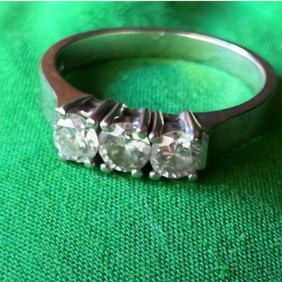 14k white gold three diamond ring